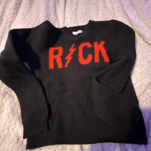 zadig rock tröja🤘🏻🎸💥 - säljer nu min Zadig voltaire tröja för den har lite för liten för mig, om ni vill ha mer bilder skriv det privvv!!💥💗 den är till för (s) men den har krympt jätte lite så xs-xss  