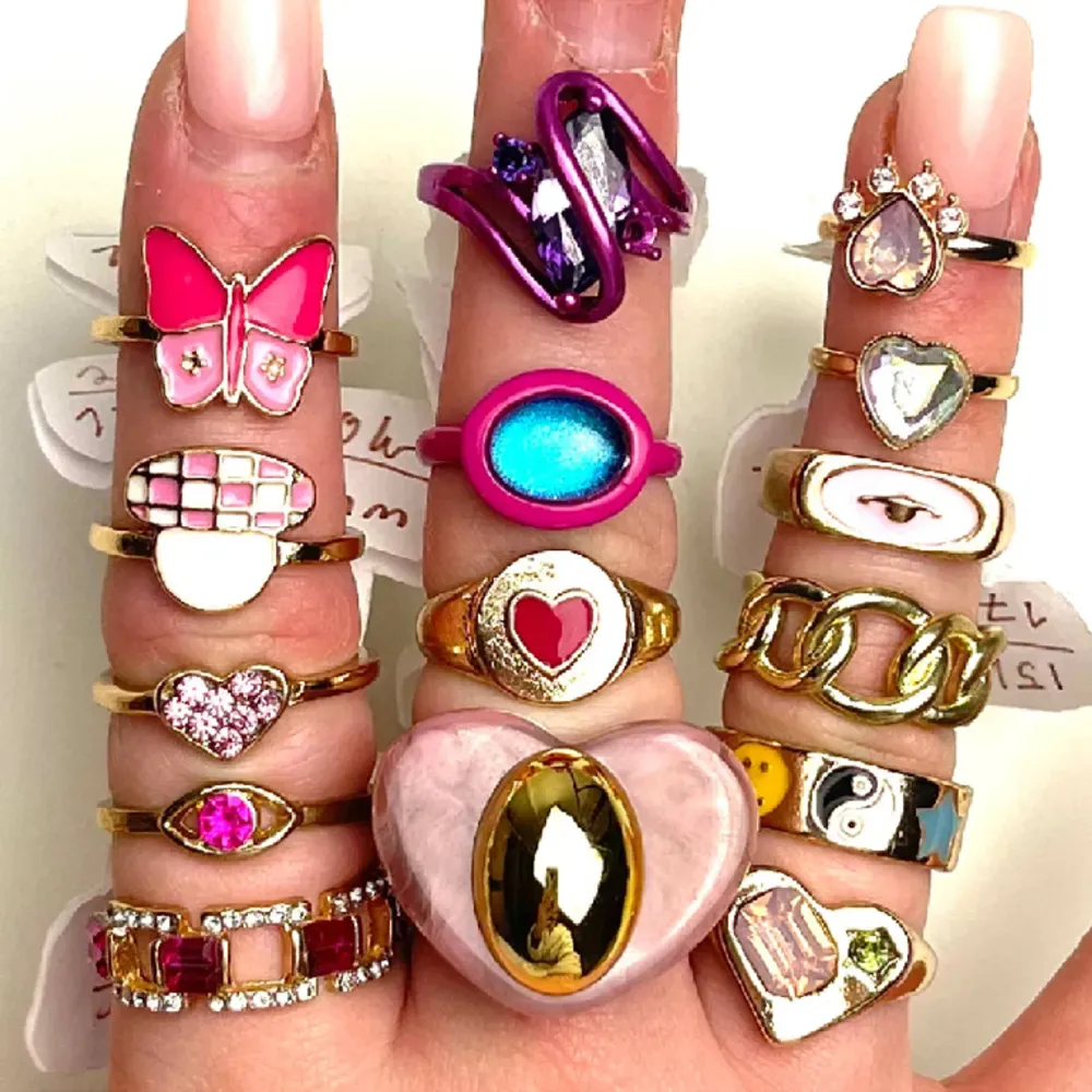 Säljer dessa super fina guldiga ringarna med massor av olika motiv! Helt nya, alltså inte använda! Frakt tillkommer 20kr❗️ Priser och storlekar står på andra bilden! 💖. Accessoarer.