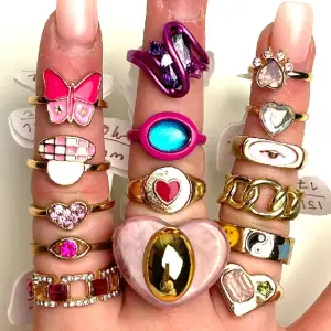 Säljer dessa super fina guldiga ringarna med massor av olika motiv! Helt nya, alltså inte använda! Frakt tillkommer 20kr❗️ Priser och storlekar står på andra bilden! 💖