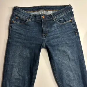 Ändå stretchiga mörkblå jeans från HM. Säljs för att jag inte gillar denna typen av jeans😁