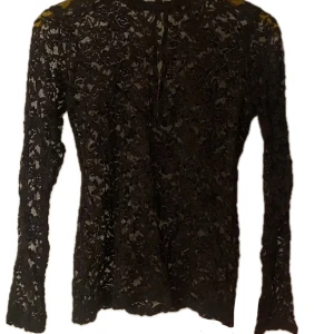 spetstopp - en långärmad spets tröja i mörkbrunt 🖤 har en kort ”krage” och två små knappar baktill. fint skick!