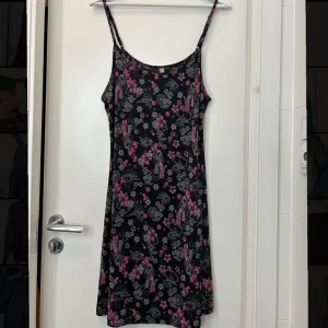 Slipdress  - Slipdress från Lindex!! Tyget är svårt att beskriva men det liknar satin. Storlek M