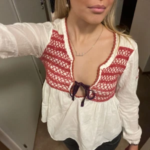 Odd Molly blus - Säljer denna så fina Odd Molly blus, den är nästintill oanvänd och i mycket bra skick. Pris kan diskuteras, skriv vid frågor!💘