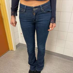 Säljer mina Levis bootcat low waist jeans då de är lite för små för mig, det är min kompis på bilden. De är i superbra skick då de inte andvänts ofta alls❤️