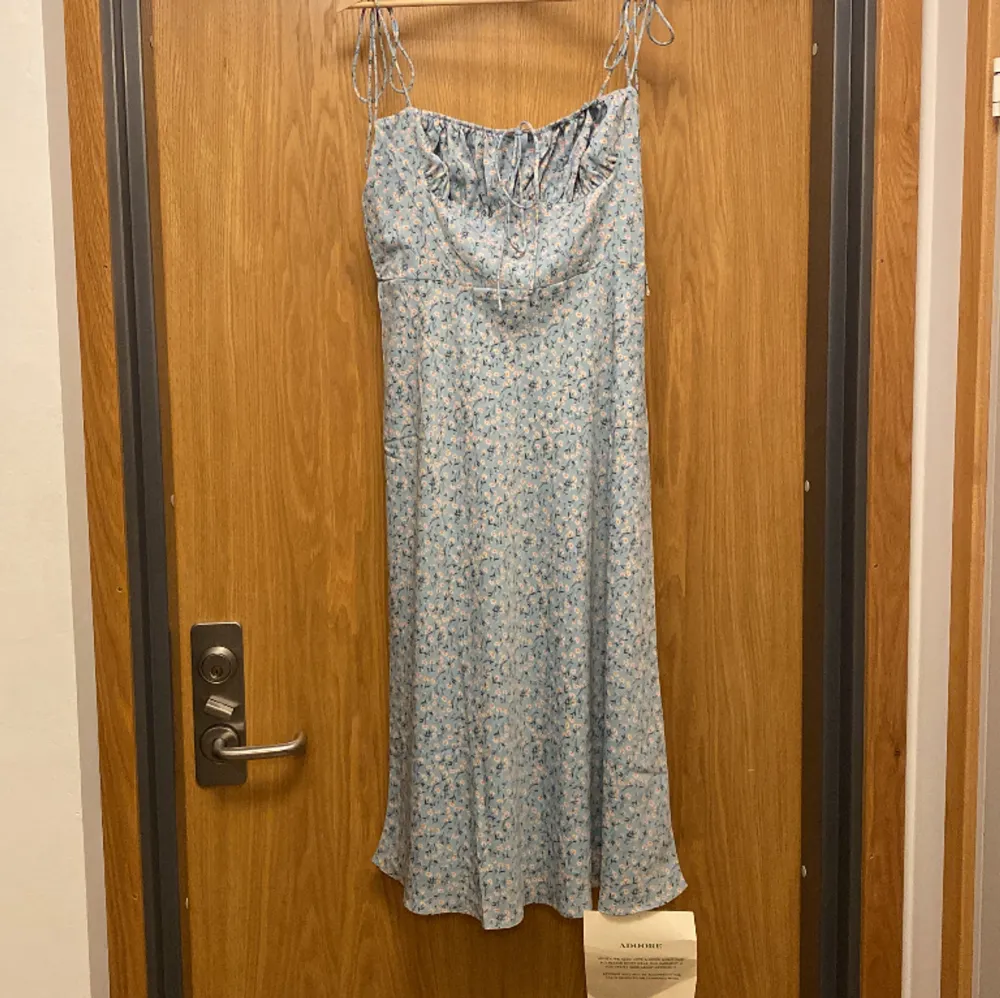 Antibess dress från Adoore!! Storlek 42 men liten i storleken  Helt ny med prislapp kvar! 💫. Klänningar.