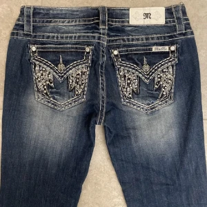 Miss me jeans  - Bootcut+ lowwaist, bilderna är lånade från förra säljaren. Dem är i bra skick jag har inte fått användning för dom tyvärr 🫶🏻 storlek 29 