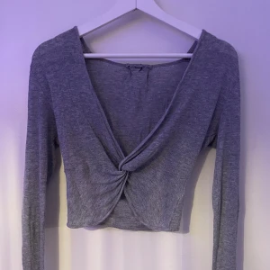 Grå kort tröja  - Grå kort tröja som är väldigt luftig och inte genomskinlig, storlek står inte men skulle säga s/xs 