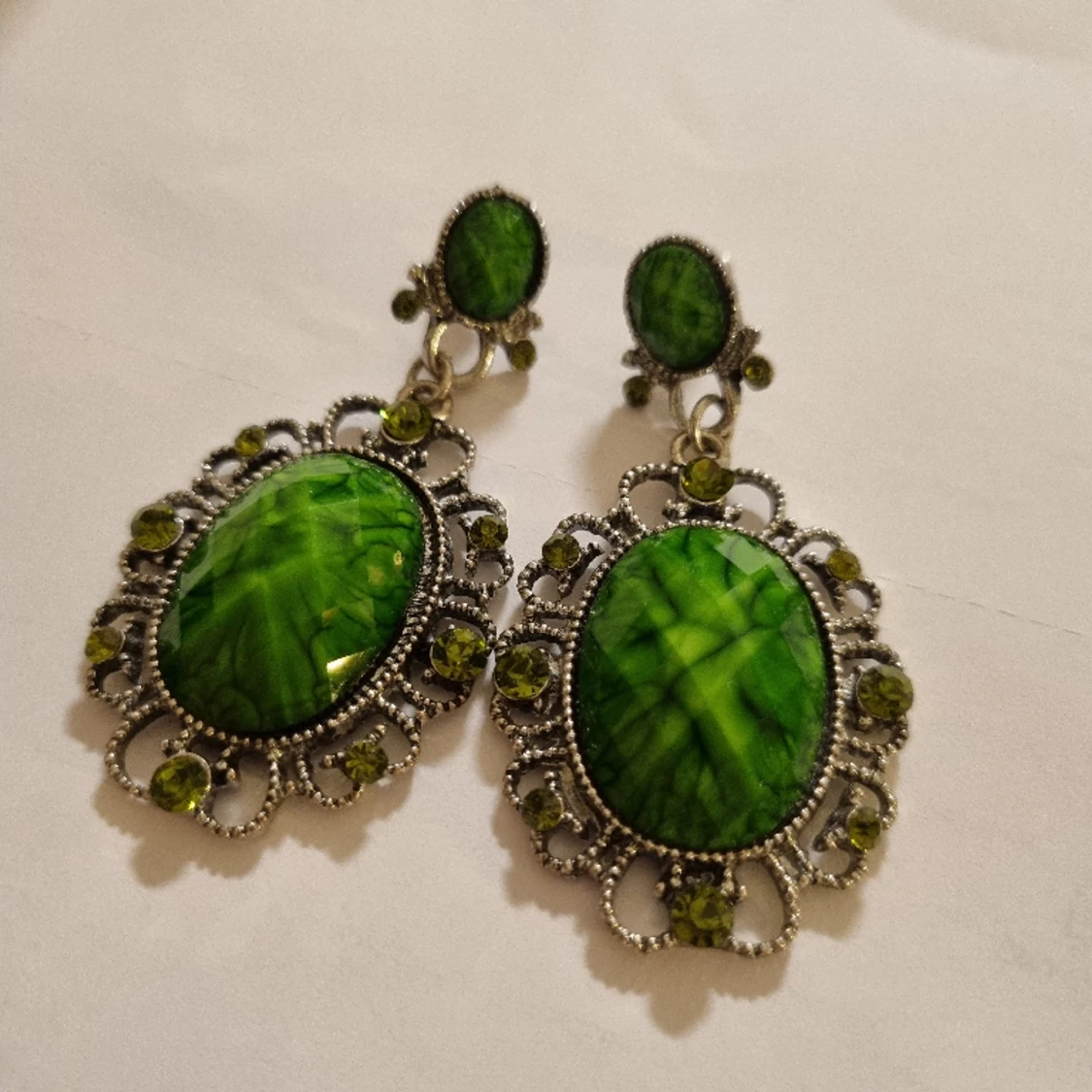 Gröna örhängen med stenar  - 90