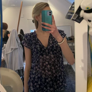 Blus - Så snygg topp från Mango. Fina färger och sitter fint. Går att knyta framtill om man vill. Storlek XS men skulle säga att den passar upp till M