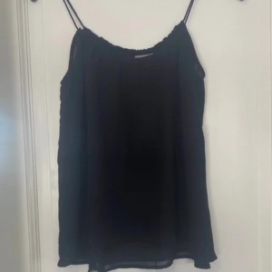 Svart linne  - Fint svart linne från vero Moda, prislappen är kvar och aldrig använd 