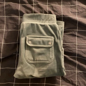 Juicy Couture - Juicy Couture byxor i xxs, chinois green. Använda men inga defekter utöver metallbitarna på snörena. Skriv för föer bilder eller frågor! Öppen för förslag