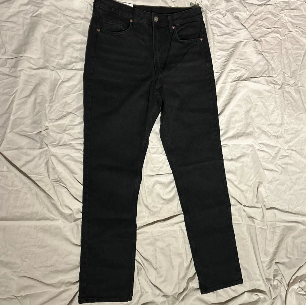 Ett par svarta vintage straight jeans med hög midja, storlek 40. Dem är nyköpta och aldrig använda. . Jeans & Byxor.
