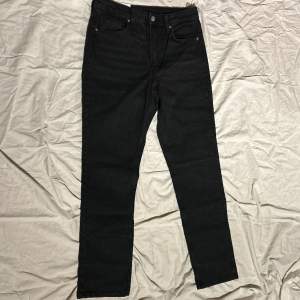 Ett par svarta vintage straight jeans med hög midja, storlek 40. Dem är nyköpta och aldrig använda. 