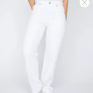 90s straight white jeans från Bik Bok. Helt nya med lappar kvar!