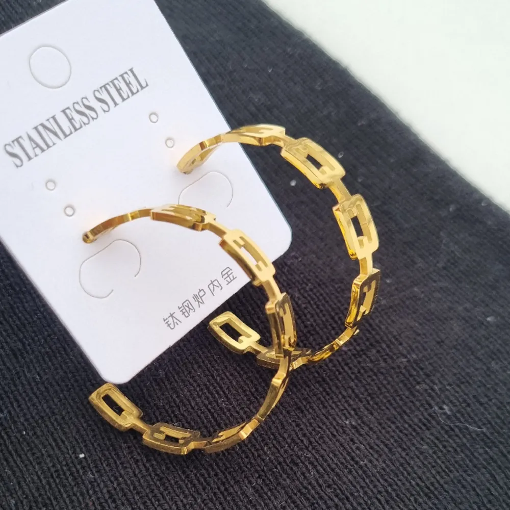 A pair of stainless steel earings in gold color. Bought it and never use.. Accessoarer.