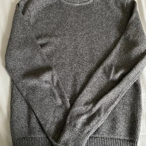 Grå stickad tröja - Säljer för den är för liten på mig