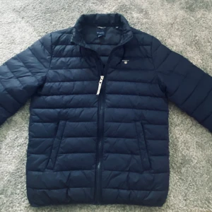 Gant Jacka - Tja! Säljer denna riktigt snygga Gant jacka som är perfekt nu till Våren. Den är i storlek 158/164 cm, jag säljer pga av att den är för liten för mig. Den är i perfekt skick utan skador, hör gärna av er vid frågor/ mvh Didrik☺️🤝