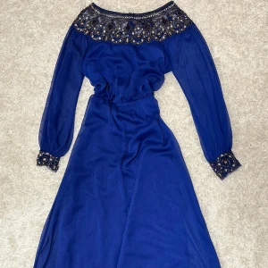 Klänning  - Marinblå fest långklänning i väldigt nyskick. Passar perfekt sorlek XS-S. 