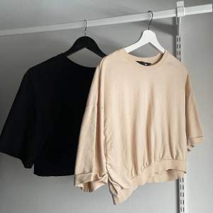 Säljer två exakt likadana tröjor, en svart och en beige från lager 157. Båda är i storlek M och modellen är lite croppad. ✨ Säljer båda för 100 kr. Frakten ingår inte i priset. 