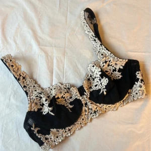 Intimissimi Bh - Superfin och skön bh storlek 80B men passar andra storlekar justerbara band. Priset går att diskutera.