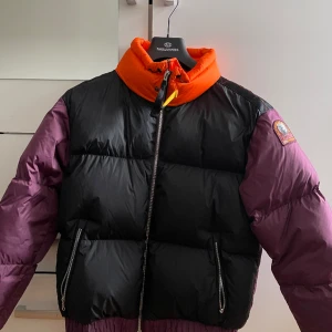 Parajumpers puffer  - Inköpt på NK förra året på vinterrean. Använde fåtal ggr och sälja pga att jag har gått ner mycket i vikt så nu är den för stor för mig!  Ord. 8200kr, inköpspris 4100kr (kunde inte hitta kvittot men 100% äkta)  Obs! Oversized S känns som en M