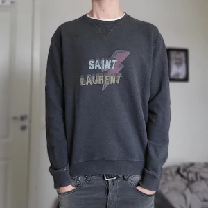 Saint Laurent Tröja - Extremt fet grå Saint Laurent tröja! Fint skick, storlek XL, passar mer M-L. Modellen är 185!