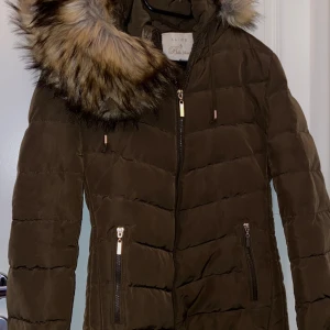 Jacka Från Belle shoes - Jättefin jacka från BelleShoes som la ner för flera år sen. Väldigt fint skick och använts några få gånger. Motsvarar Strl XS-S