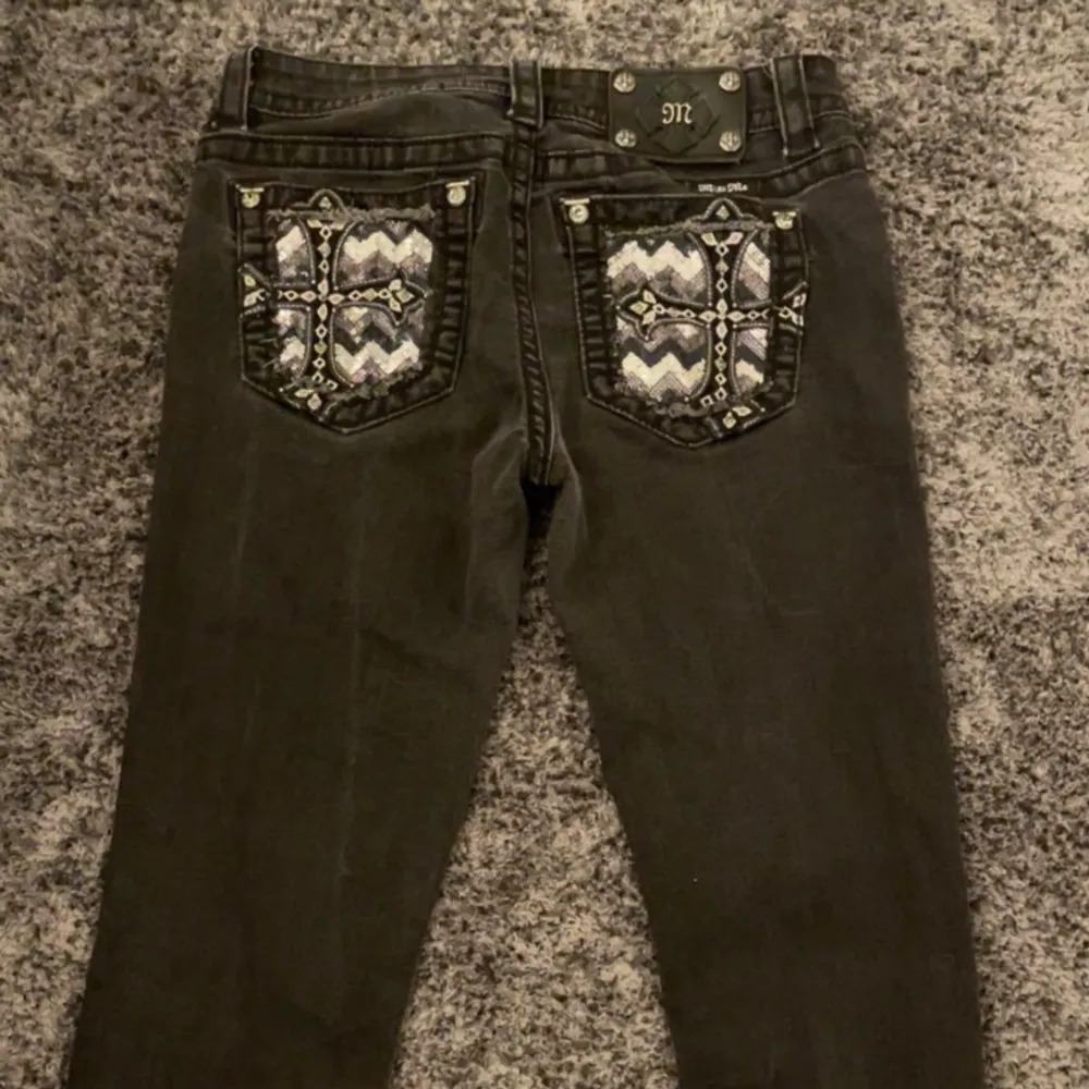 Coola svart/gråa jeans med snygga bakfickor från Miss me. Byxorna är i straight fit, dvs raka i benen.  Säljer då de inte kommer till användning tyvärr. Pris kan diskuteras.  . Jeans & Byxor.