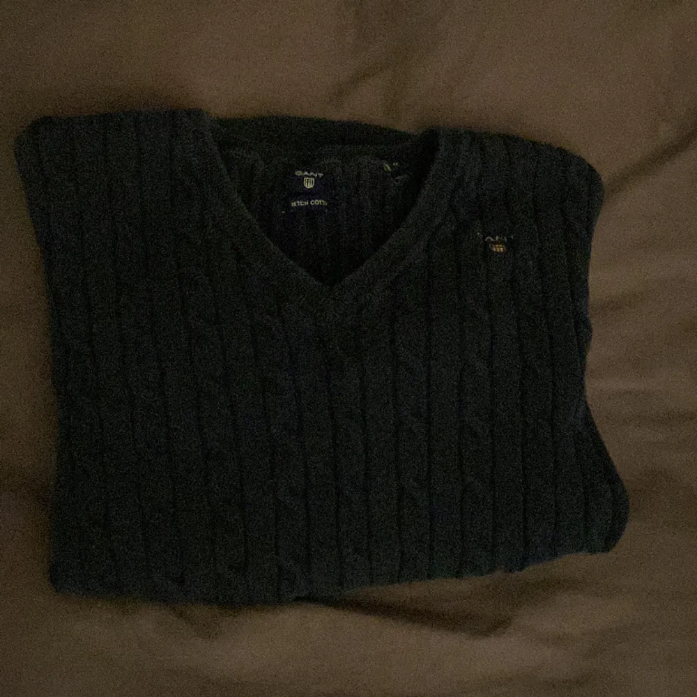 En mycket fin dam Gant tröja|| använt i mycket bra skick||färgen på tröjan är mörk blå! pris 110kr! Storleken på tröjan är M|| Vid flera funderingar kontakta oss!!. Hoodies.