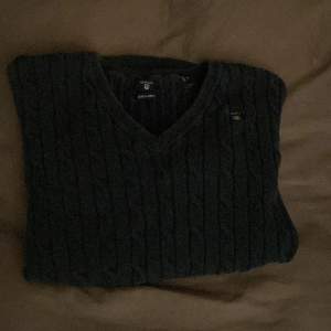 En mycket fin dam Gant tröja|| använt i mycket bra skick||färgen på tröjan är mörk blå! pris 110kr! Storleken på tröjan är M|| Vid flera funderingar kontakta oss!!
