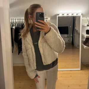 Teddy jacka  från boohoo - (Lånade bilder) Jättefin och mysig Teddy jacka i bra skick, bara o skriva vid frågor💖⭐️