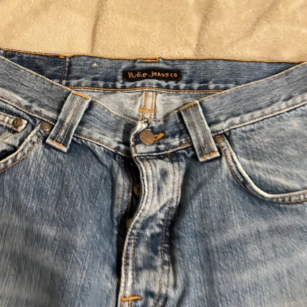 Hej! Säljer ett par feta Nudie jeans för ett billigt pris, inköpta för 1600kr och säljes för endast 339kr men kan gå ner lite  , modellen är average Joe och storleken är 32/32 men passar mindre . Jeans & Byxor.