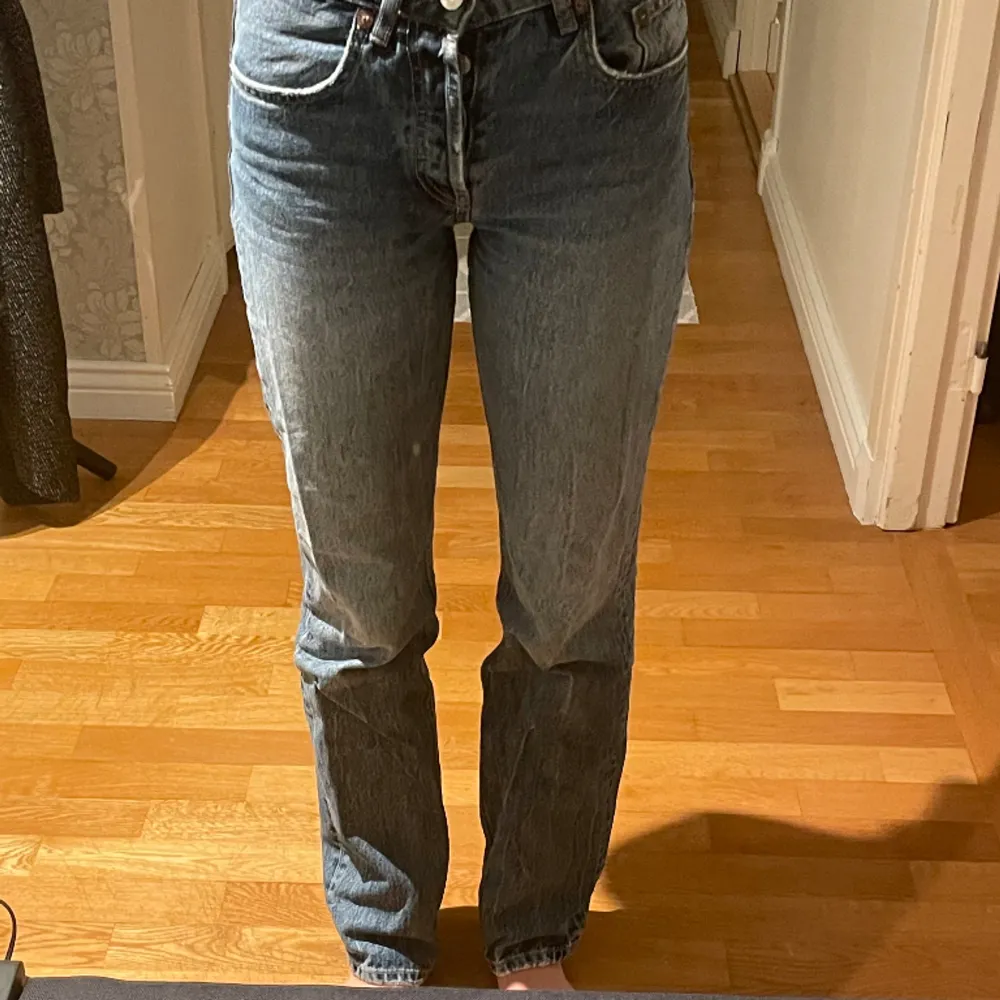 Fina jeans från Zara😊 Säljer pga att de är för små. . Jeans & Byxor.
