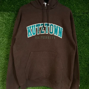 Champion Kutztown Hoodie  - Snygg college Hoodie från champion i storlek L! Bara att skriva om du undrar över något🙏