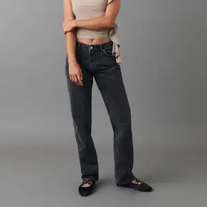 Svartgråa, raka jeans från Gina Tricot i storlek 34. Priset på hemsidan är 500kr. Gott skick, endast använda ett fåtal gånger. Hör gärna av er vid fundering/intresse.