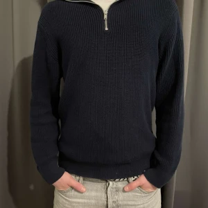 East west från brothers - Halvsip up hoodie från brothers i jätte bra skick i storlek M och passar jätte bra med en vit shorta eller piké under🤩 Nypris 900 Mitt pris 450