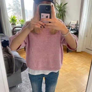 rosa tröja från & other stores  - Jättefin rosa tröja som endast använts en gång från & other Stories, säljer då den ej kommer till användning!🥰