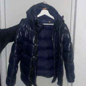 ralph lauren jacka - säljer nu min dunjacka, modell namn Water-Repellent Down Jacket. original pris kostade 7195kr men jackan finns inte längre att köpa.  -blå svart  -bra skick använd 2-3gånger  -Ganska stor för storleken  