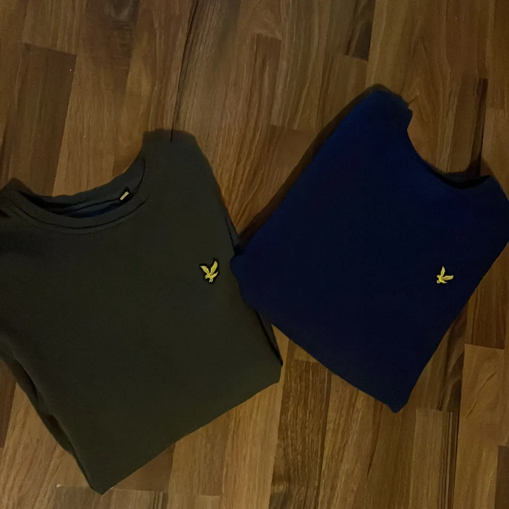 Tja säljer dessa nya Lyle & Scott tröjor. Dessa är i bra skick. Den ena är olivgrön och den andra mörkblå . Tröjor & Koftor.