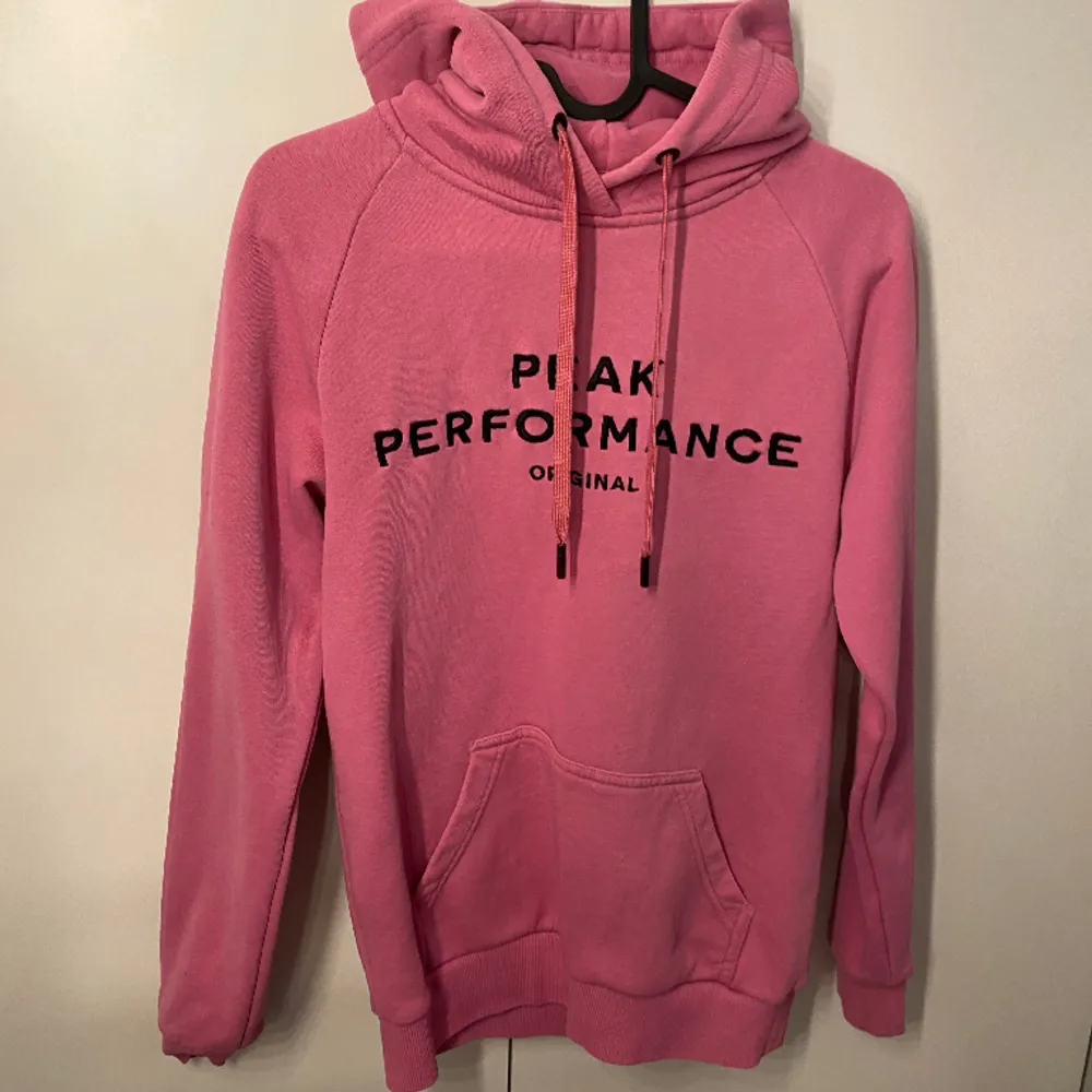 Skrik rosa peak performance hoodie som inte kommer till användning längre.. Hoodies.