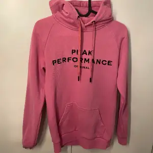 Skrik rosa peak performance hoodie som inte kommer till användning längre.