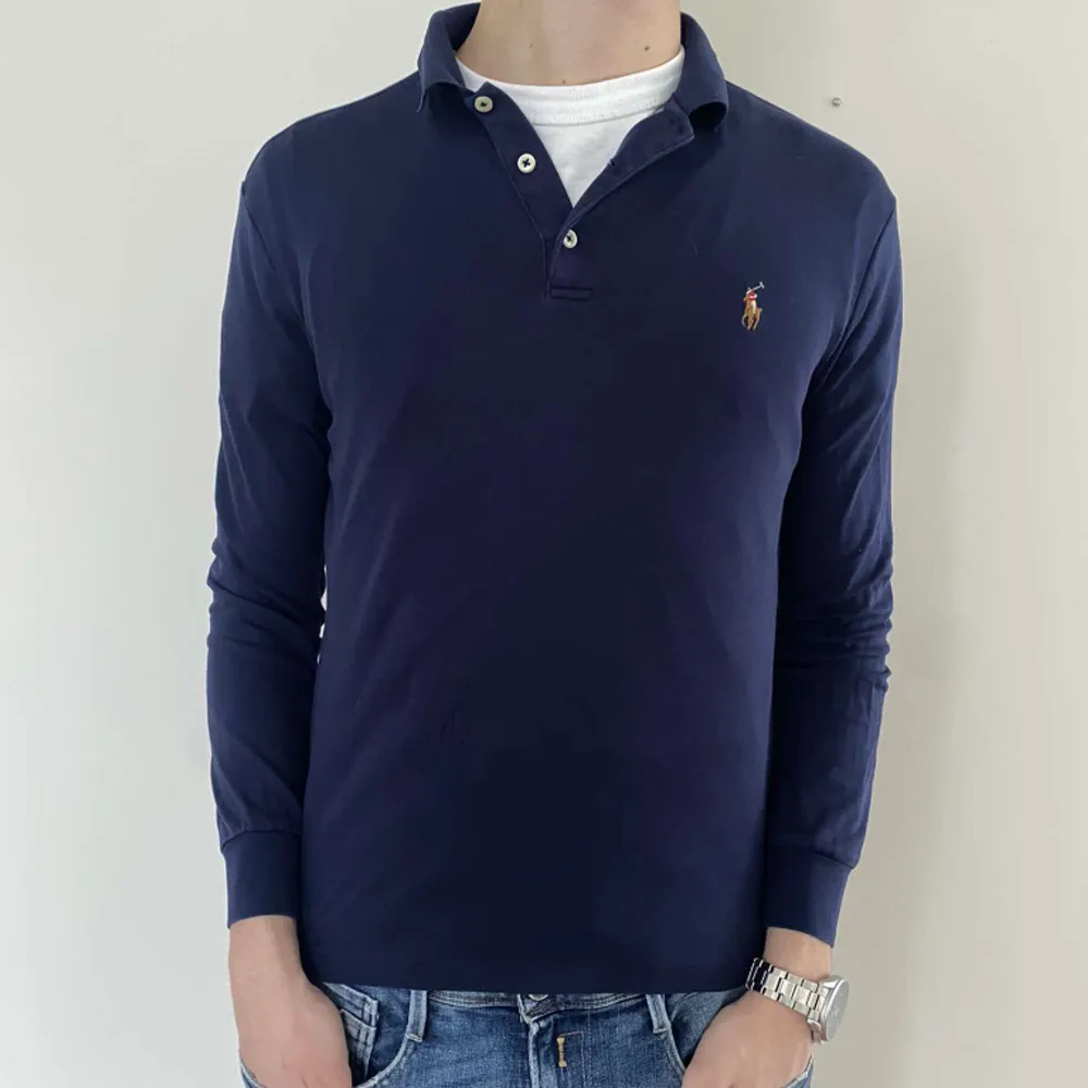 Riktigt fet rugby tröja från polo ralph lauren. Tröjan är i nyskick och det finns inga tecken på tidigare använding. Passar XS/S (för liten för modellen😂). Tveka inte på att höra av er vid eventuella frågor eller ifall ni vill se fler bilder.. Skjortor.