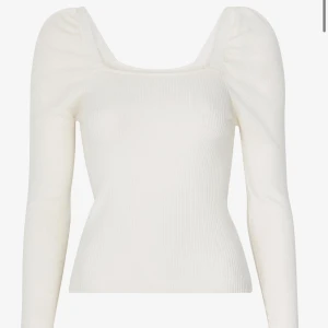 Topp - Hej säljer denna topp från Only då jag inte har användning för den längre. Den har används ca 10 ggr och har en pyttelitet hål på ena axeln som inte syns mycket. Nypris 299kr.