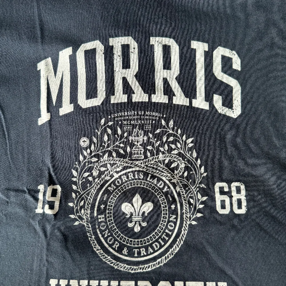 MORRIS top stl L. I nyskick. Färgen är marinblå . T-shirts.