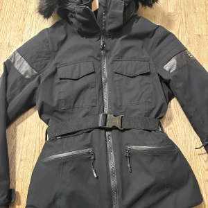 8848 jacka - Säljer en otroligt snygg jacka från 8848 Altitude. Fantastisk passform och funktioner. Avtagbar päls och ficka för liftkort. Jackan är varm med många fickor. Använd två gånger i fjällen alltså mycket fint skick. Jackan heter wivi och kostar ca 4000 