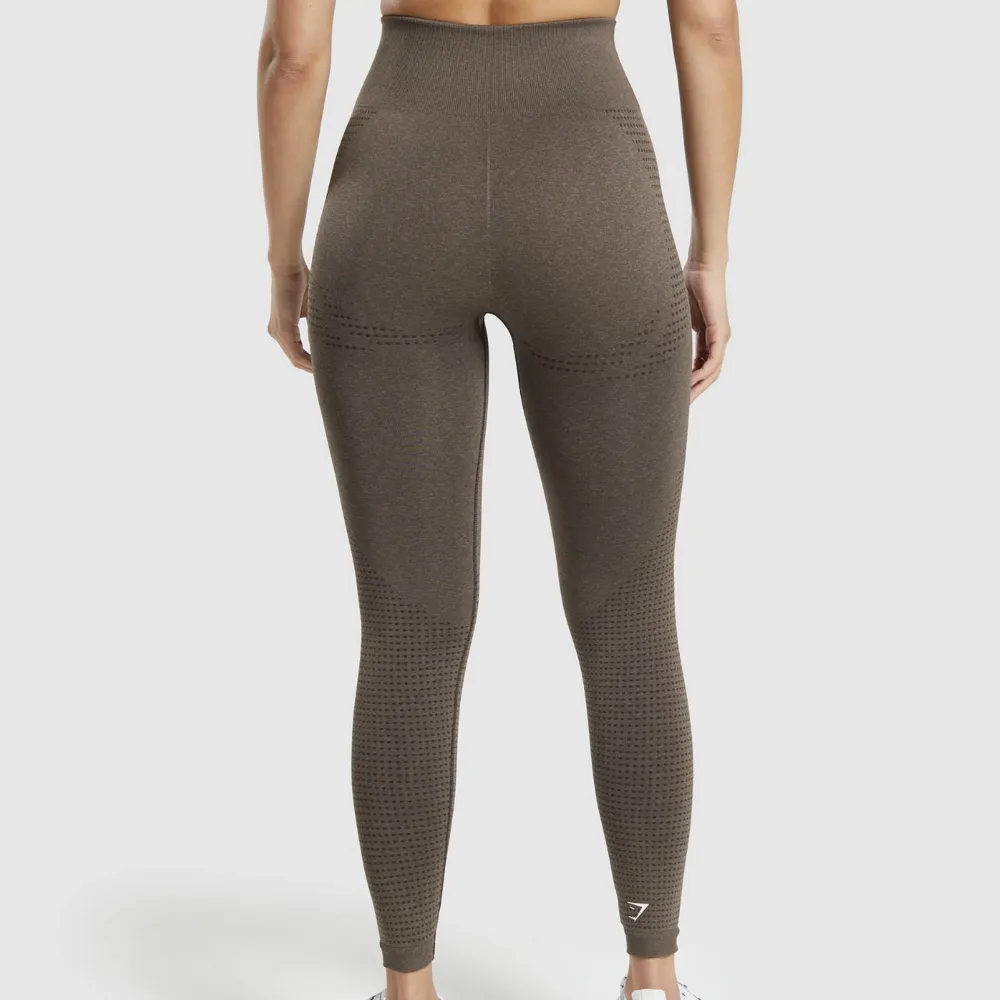 Sköna tränings tights från Gymshark, storlek XS  (Säljer även i gråa/svarta!)🤍. Jeans & Byxor.