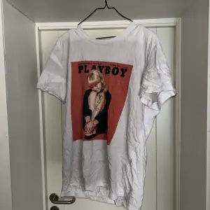 T-shirt av Playboy x Jack&Jones Bra skick, sällan använd Storlek S/M 