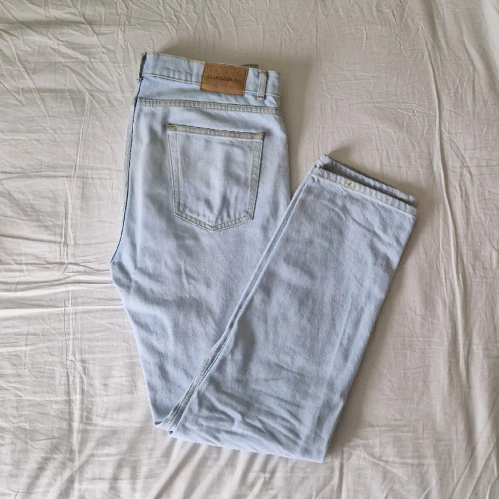 Ljusblåa J.LINDEBERG jeans som är perfekta inför varmare väder🌤 byxorna är regular straight fit vilket passar till de flesta. Hör av er för pris förslag samt ytterligare information. Lägre pris vid snabb affär. Missa inte chansen!. Jeans & Byxor.