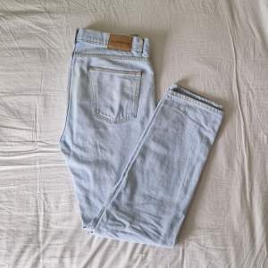 Ljusblåa J.LINDEBERG jeans som är perfekta inför varmare väder🌤 byxorna är regular straight fit vilket passar till de flesta. Hör av er för pris förslag samt ytterligare information. Lägre pris vid snabb affär. Missa inte chansen!