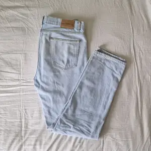 Ljusblåa J.LINDEBERG jeans som är perfekta inför varmare väder🌤 byxorna är regular straight fit vilket passar till de flesta. Hör av er för pris förslag samt ytterligare information. Lägre pris vid snabb affär. Missa inte chansen!